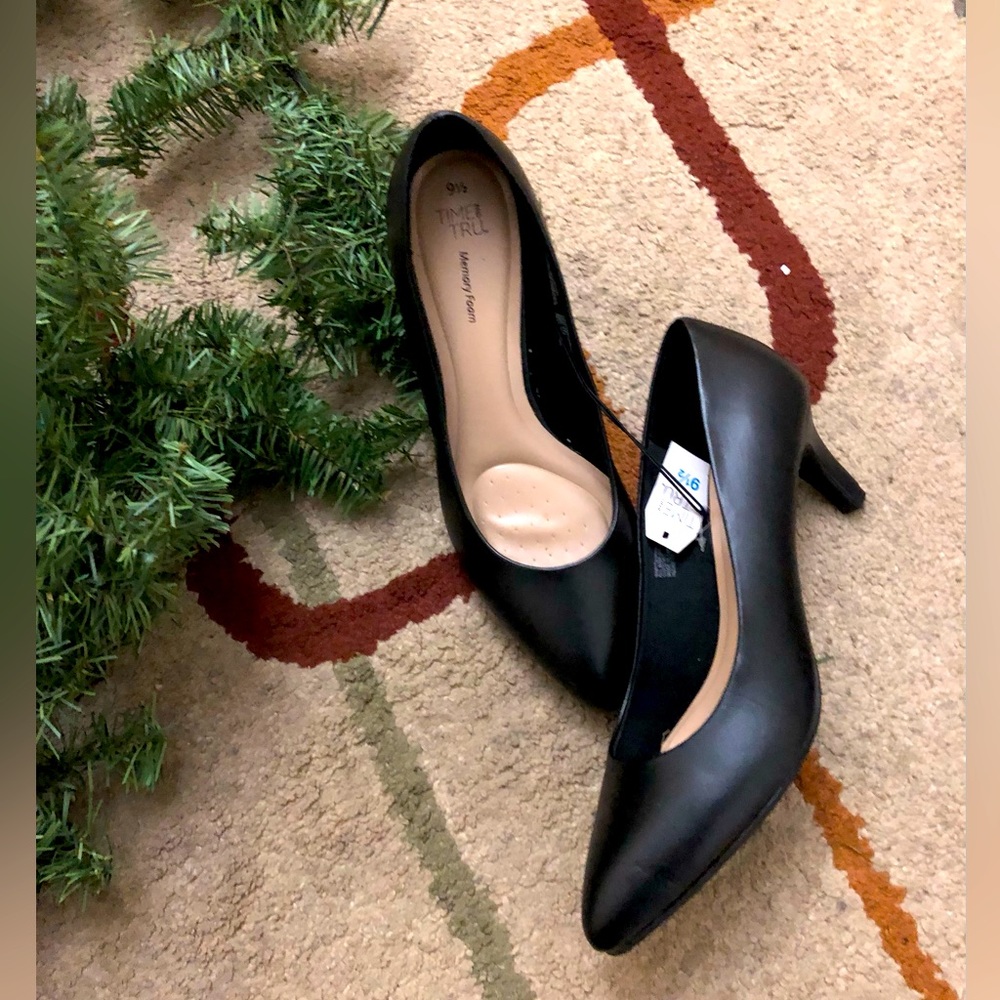 Women’s black heels size 9.5 new